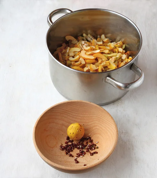 Membrillos, cortadas rodajas para cocinar — Foto de Stock