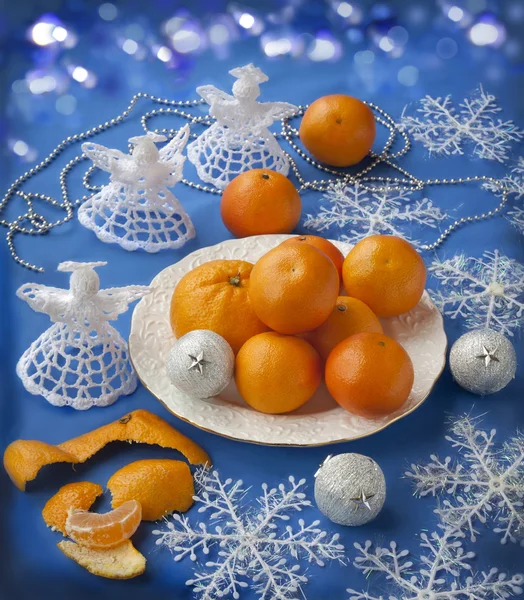 Placa con mandarinas y punto ángel de la Navidad — Foto de Stock