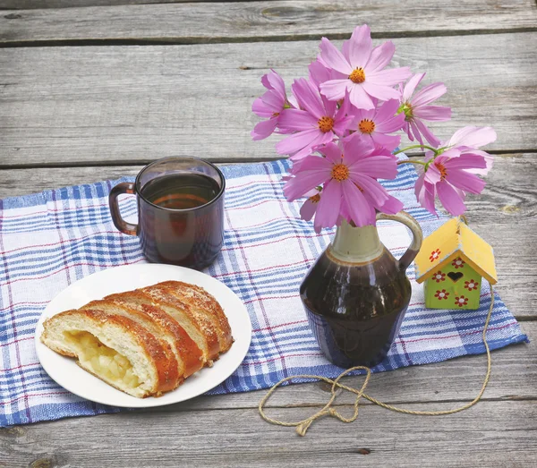 Strudel met appels en een boeket van kosmos — Stockfoto