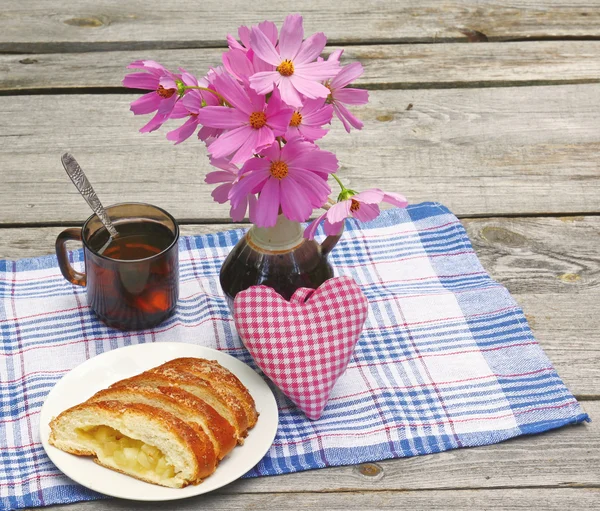 Strudel with apples and a bouquet of cosmos — Stock Photo, Image