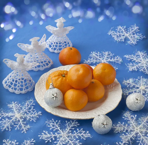 Placa con mandarina naranjas y decoración navideña — Foto de Stock