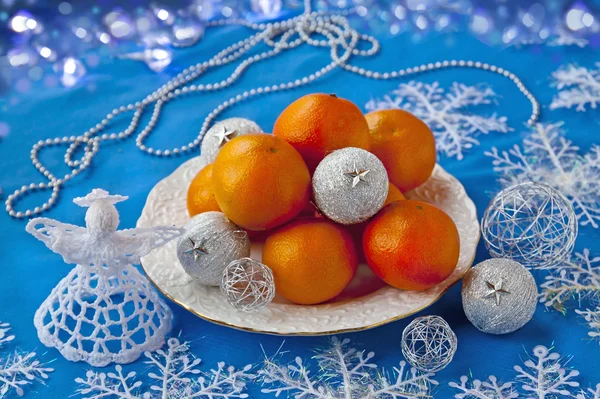 Mandarine und Weihnachtsdekor — Stockfoto