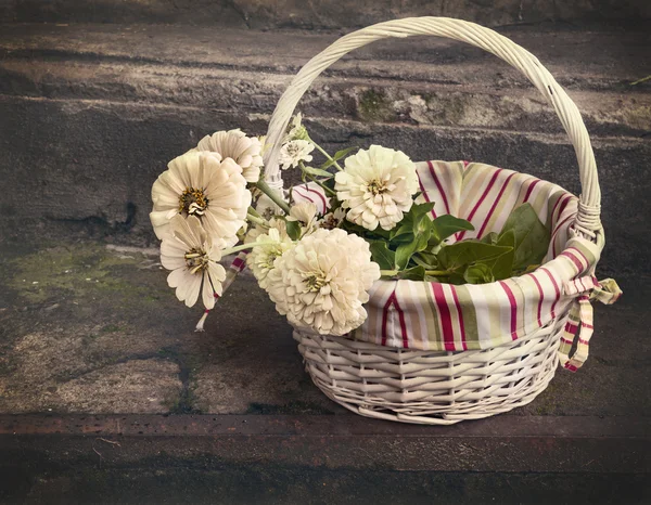 Cesta con flores blancas — Foto de Stock