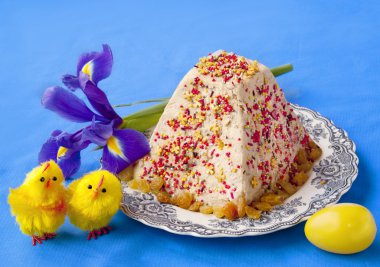Easter cake of cheese clipart