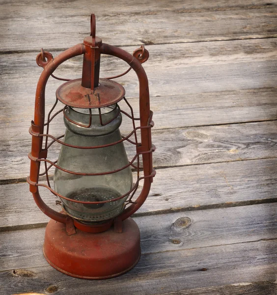 Старая пыльная керосиновая лампа — стоковое фото
