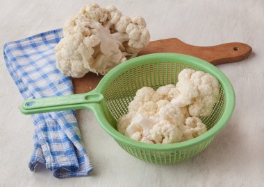 bir kevgir içinde karnabahar