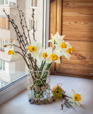 Nergis, willow twigs ve bıldırcın yumurtası