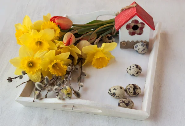 Skład Wielkanoc bukiet Narcyz i tulipany i ozdobny birdhouse — Zdjęcie stockowe