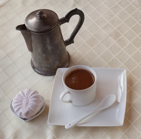 Tazza di caffè caldo e marshmallow — Foto Stock