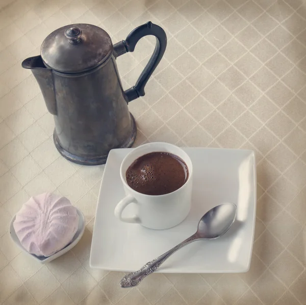Tazza di caffè caldo e marshmallow . — Foto Stock