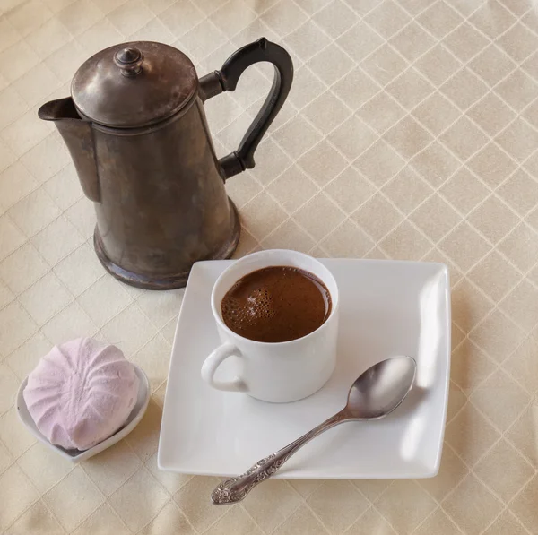 Tazza di caffè caldo e marshmallow — Foto Stock