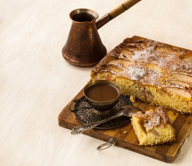 Danimarkalı elma pasta ve kahve