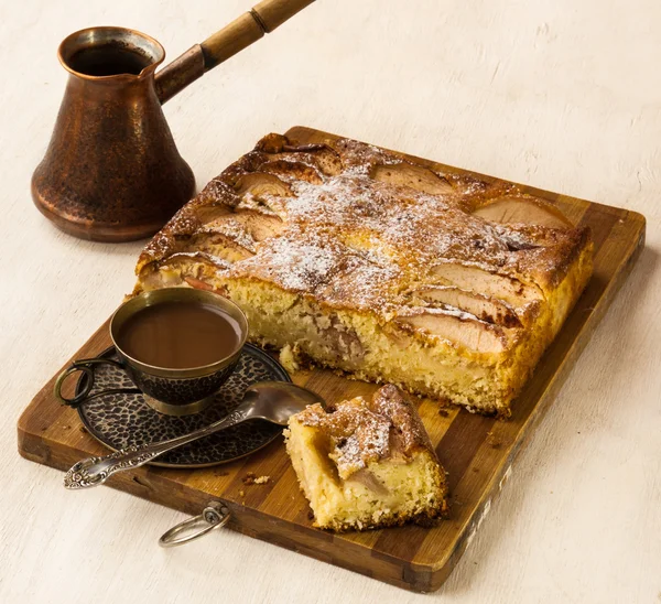 Dánský jablečný koláč a šálek kávy — Stock fotografie