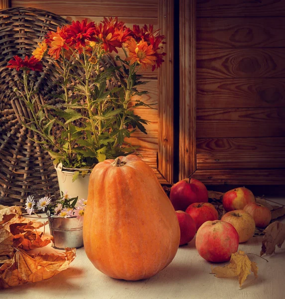 Winkel kamer met herfst oogst. — Stockfoto