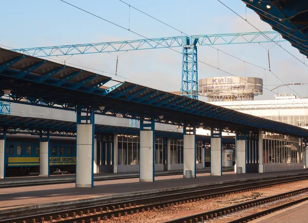 Träna på en järnvägsstation — Stockfoto