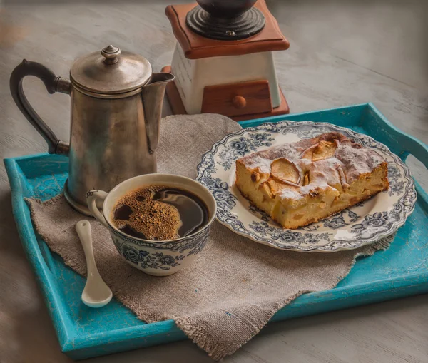 杯のコーヒーとチーズケーキ — ストック写真