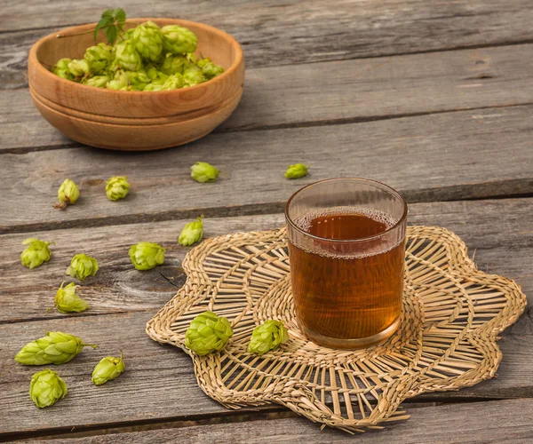 Cosecha de lúpulo y bebida —  Fotos de Stock