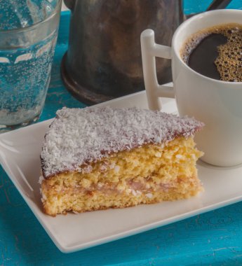 bölümü bisküvi, kahve fincanı ve cezve