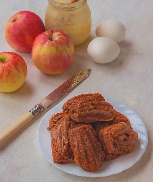 Malvaviscos caseros sobre un fondo de los ingredientes — Foto de Stock