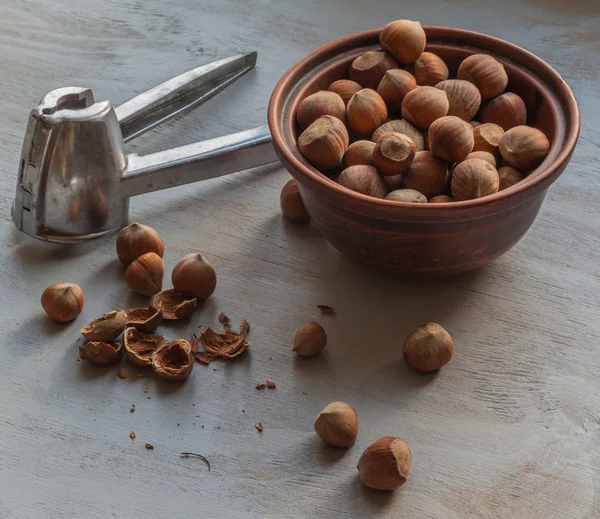 Nötknäpparen verktyg och hasselnötter — Stockfoto