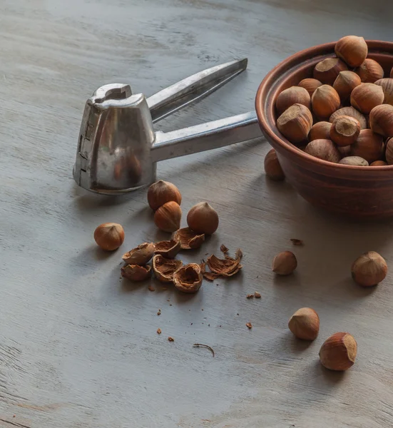 Nötknäpparen verktyg och hasselnötter — Stockfoto