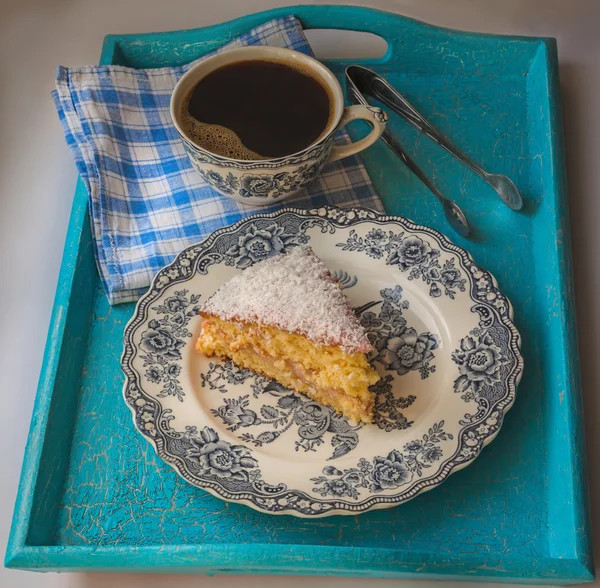 Portion biscuit with coconut on the vintage English plate — Stock Photo, Image