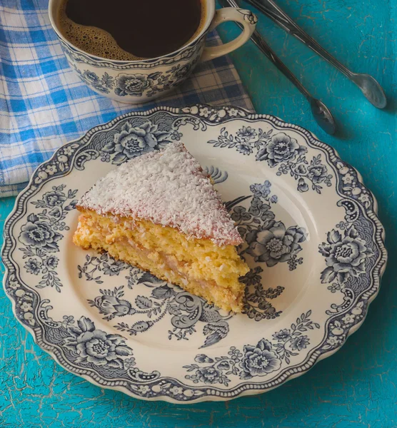 Porción de galletas con coco en el plato inglés vintage —  Fotos de Stock