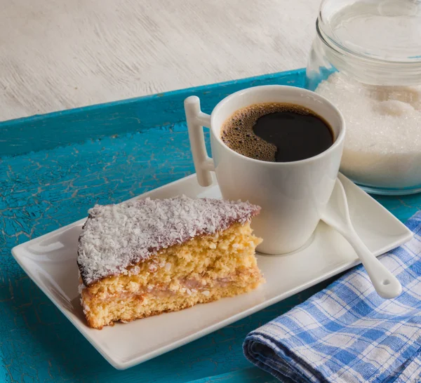 灰色のテーブルの上のホット コーヒーのスポンジ ケーキ — ストック写真