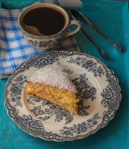 Porção de biscoito com coco na placa inglês vintage — Fotografia de Stock