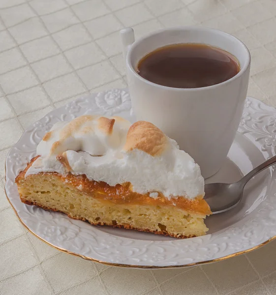 Homemade cake with meringue — Stock Photo, Image