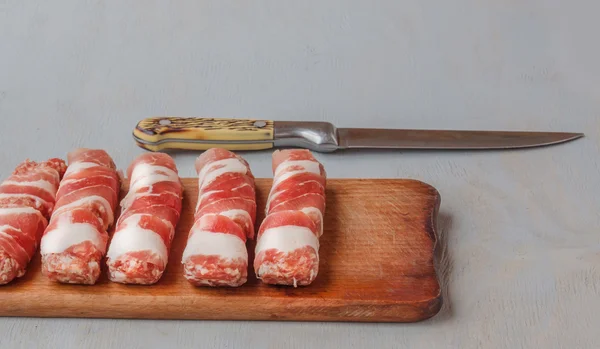 Rollos de carne y cuchillo — Foto de Stock