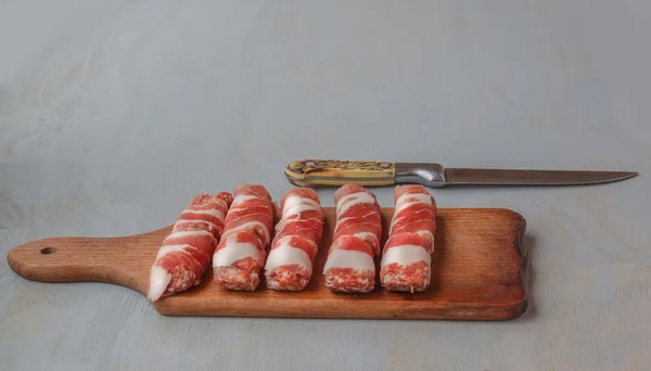 肉ロールとナイフ — ストック写真