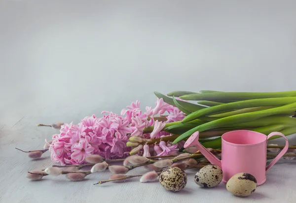 Jacinto rosado, ramitas de sauce y huevos de codorniz —  Fotos de Stock