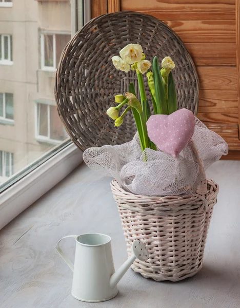Narcisos em uma cesta com coração — Fotografia de Stock