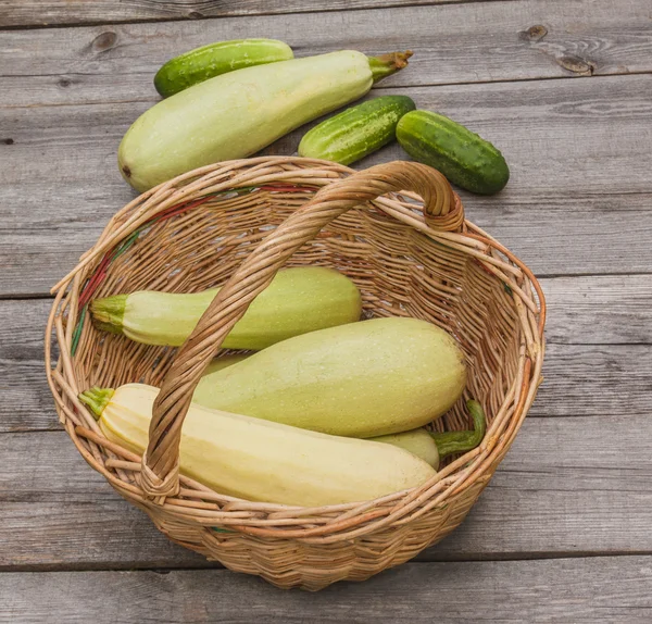 Korb mit frischen zucchini — Stockfoto