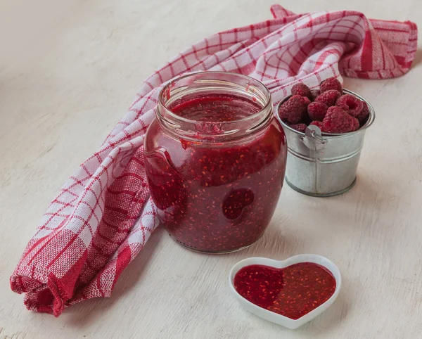 Grinded raspberries with sugar and berries near the towel — Stok Foto