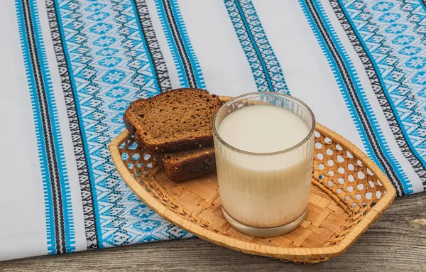 Bicchiere di latte e pane di segale — Foto Stock