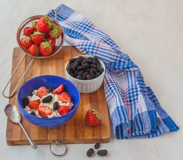 Strawberries and mulberry — Stock Photo, Image