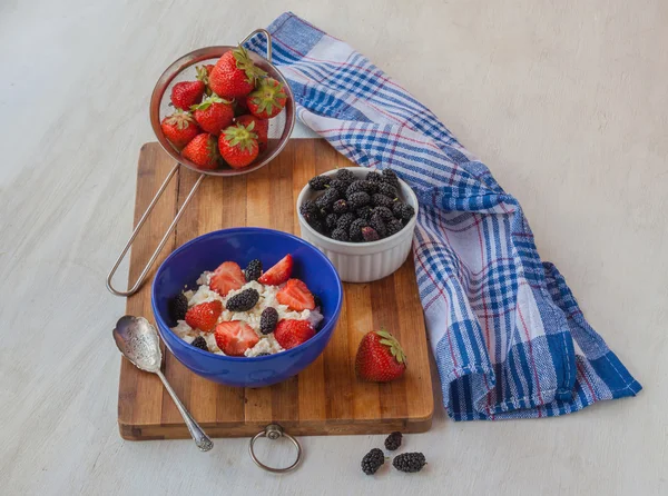 Strawberries and mulberry — Stock Photo, Image