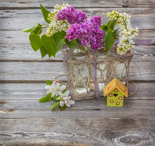 Lilac and birdhouse — Stock Photo, Image