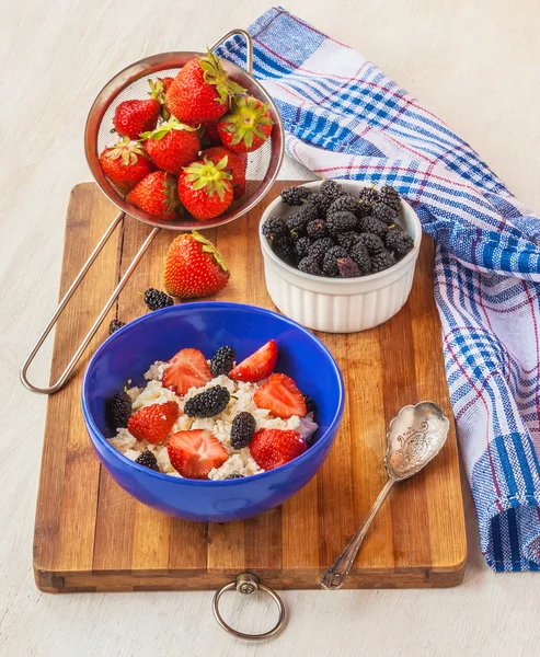 Strawberries and mulberry — Stock Photo, Image