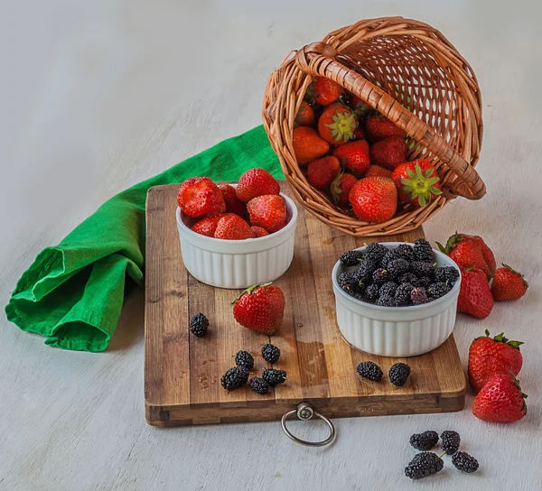 Aardbeien en moerbei — Stockfoto