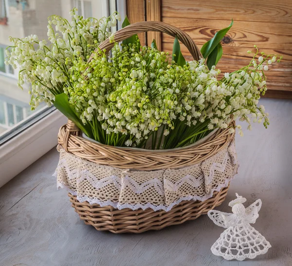 Korb mit Lilien auf Tal — Stockfoto