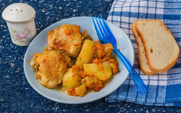 Pollo con manzanas, patatas —  Fotos de Stock