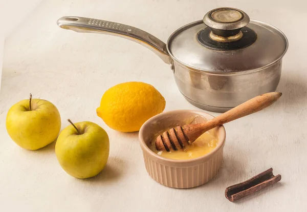 Kochen Von Apfel Zitrone Und Zimtstangen Vitamincocktail — Stockfoto
