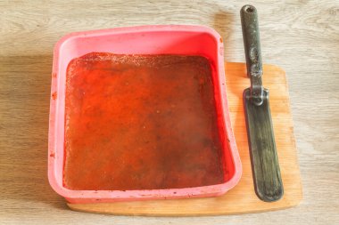 Elma soslu küf. Düz yatıyordu