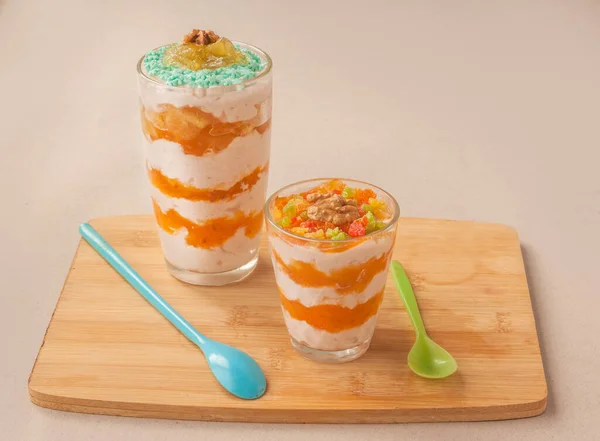 Cottage Yogurt Dessert Con Cachi Bicchieri Trasparenti Sfondo Grigio — Foto Stock
