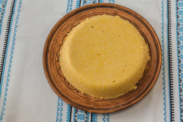 ママリガやママリガのお粥は ルーマニア モルドバ ウクライナ西部で伝統的な黄色のトウモロコシの粉や穀物から作られています — ストック写真