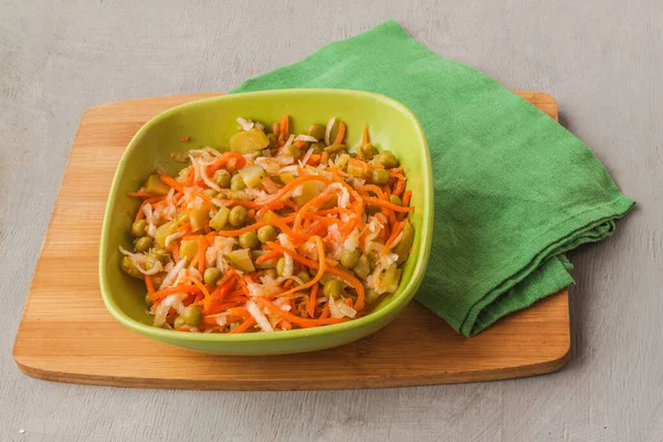 Pittige Salade Met Koreaanse Wortelen Erwten Augurken Geraspte Daikon Keukentafel — Stockfoto