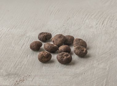 Sonbaharda bahçeye dikmeden önce bir masada soğan ya da kış boğanotu var.